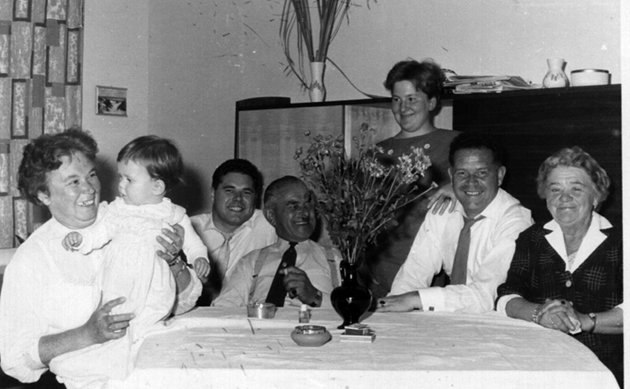 Gerda Scholz, Britta Scholz, Willy Scholz, Heinrich Popp, Ruth Scholz, Werner Scholz og Therese Popp den 1.2.1959 Familien Scholz